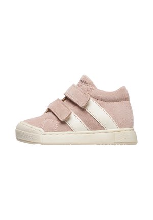 Sneaker in suede rosa con due bande in velcro bianche, suola in gomma e strisce laterali testurizzate. Design a taglio basso con punta rotonda.