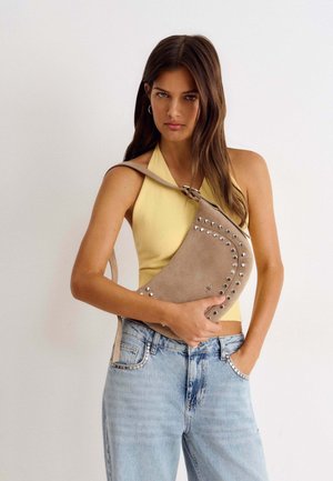 Brownie, BOLSO MEDIA LUNA TACHAS - Sac bandoulière - taupe claro