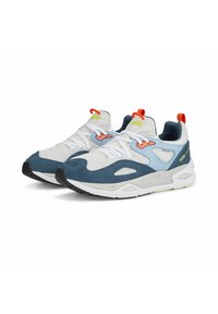 Sportliche Schuhe mit einem Obermaterial aus Mesh, blauen und weißen Suede-Akzenten, orangefarbenen und gelben Details, einer dicken weißen Sohle und einer strukturierten schwarzen Außensohle.