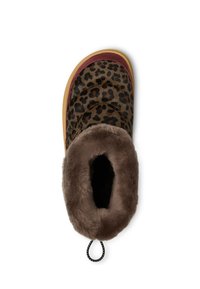 Pantofole in stampa leopardata con rivestimento in pelliccia marrone, un accento bordeaux lungo il bordo superiore e una suola in gomma testurizzata. Presenta un'etichetta per facilitare l'indossamento.