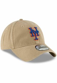 Khaki baseballpet met een blauw en oranje geborduurd "NY" logo, gebogen rand, verstelbare strap en gestructureerde stof.