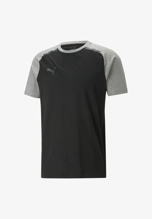 Camiseta deportiva negra y gris de mangas cortas. Presenta un escote redondo y un logotipo de Puma en gris oscuro en el pecho. Textura de tela suave.
