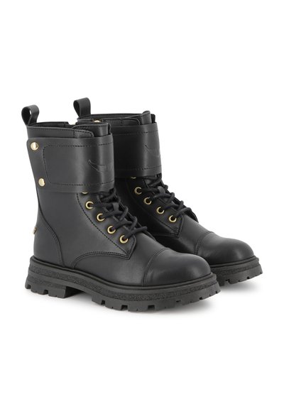 Bottines en cuir noir avec quincaillerie dorée, bout arrondi, lacets à l'avant, col rembourré et semelle en caoutchouc texturé.