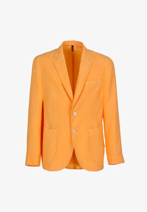 Blazer arancione monopetto con due bottoni, rever a incavo, tre tasche e una piccola spilla metallica a forma di animale sul rever sinistro.