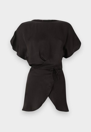 Robe noire à manches courtes avec encolure bateau, taille cintrée et jupe asymétrique portefeuille avec détail de nœud sur un fond uni.