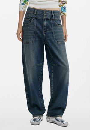 Breda blå denimjeans med hög midja, med dubbelknäppning och fyra fickor. Tyget har en urtvättad finish och en mjuk textur.