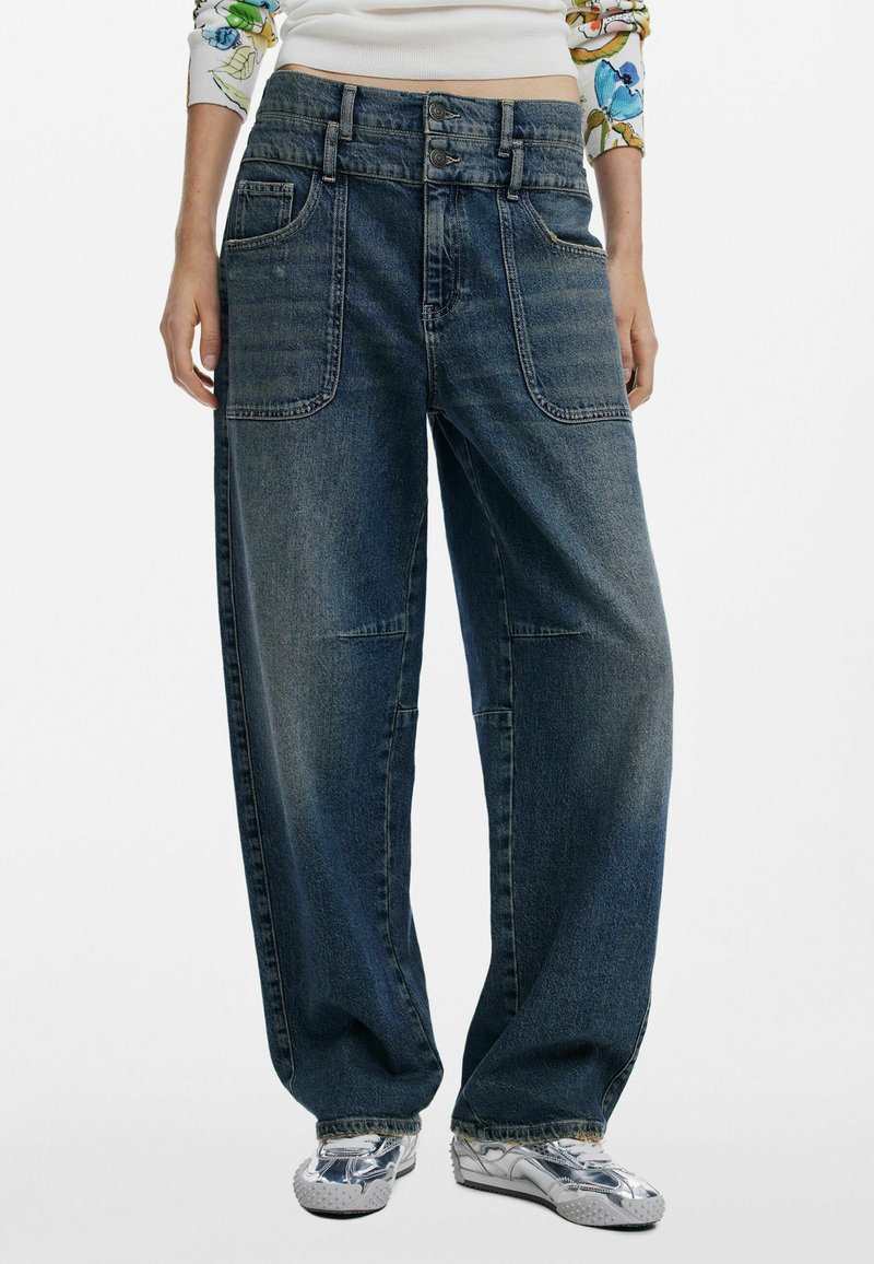 Jeans en denim bleu à jambes larges avec taille haute, présentant une fermeture à double bouton et quatre poches. Le tissu a un effet délavé et une texture lisse.