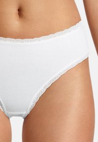 Weiße Baumwollunterwäsche mit Spitzenbesatz am Bund, verfügt über eine glatte Textur und ein vollständig bedeckendes Design, geeignet für den täglichen Gebrauch.