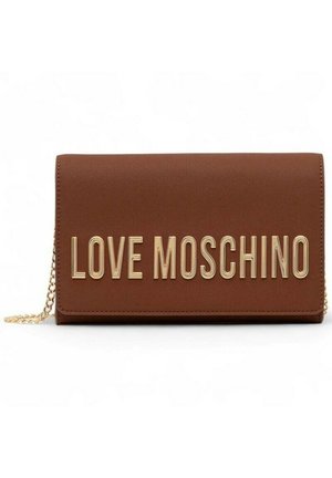 Brązowa prostokątna skórzana kopertówka z paskiem z złotego łańcuszka i dużymi złotymi literami tworzącymi napis LOVE MOSCHINO na przedniej klapie.