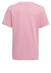 Różowa bawełniana koszulka z krótkim rękawem, okrągłym dekoltem i gładkim wzorem. Miękka tekstura z gładkim wykończeniem. Brak widocznych logo lub wzorów.