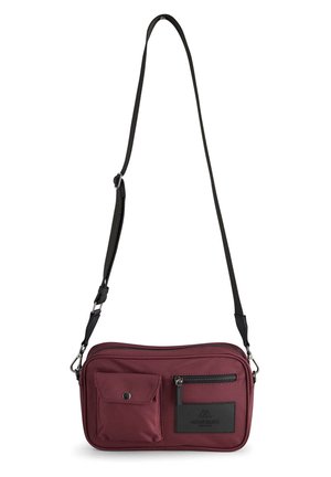 Lille rektangulær crossbody-taske i mørkerød med to forlommer, en med lynlås og en med trykknap, samt en justerbar sort rem.