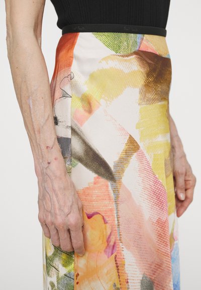 Jupe en satin présentant un imprimé abstrait coloré avec des teintes vives, une taille ajustée et une texture lisse et légère.
