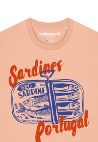 Hellbeiges T-Shirt mit Grafik einer illustrierten Sardinendose in Blau und Rot, auf der die Wörter "Sardinen" und "Portugal" deutlich zu lesen sind.