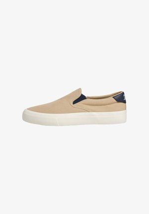 Sneaker beige in tela slip-on con suola bianca, pannelli laterali elastici blu navy e linguetta sul tallone.