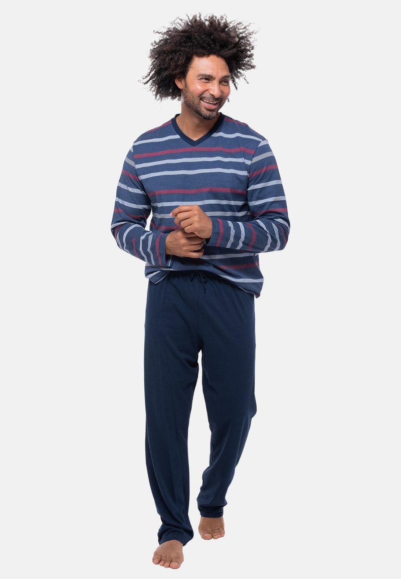 Heren loungewear set met een gestreepte V-hals langemouwen top in blauw, rood en wit, gecombineerd met marineblauwe broek met trekkoord. Zacht stof.