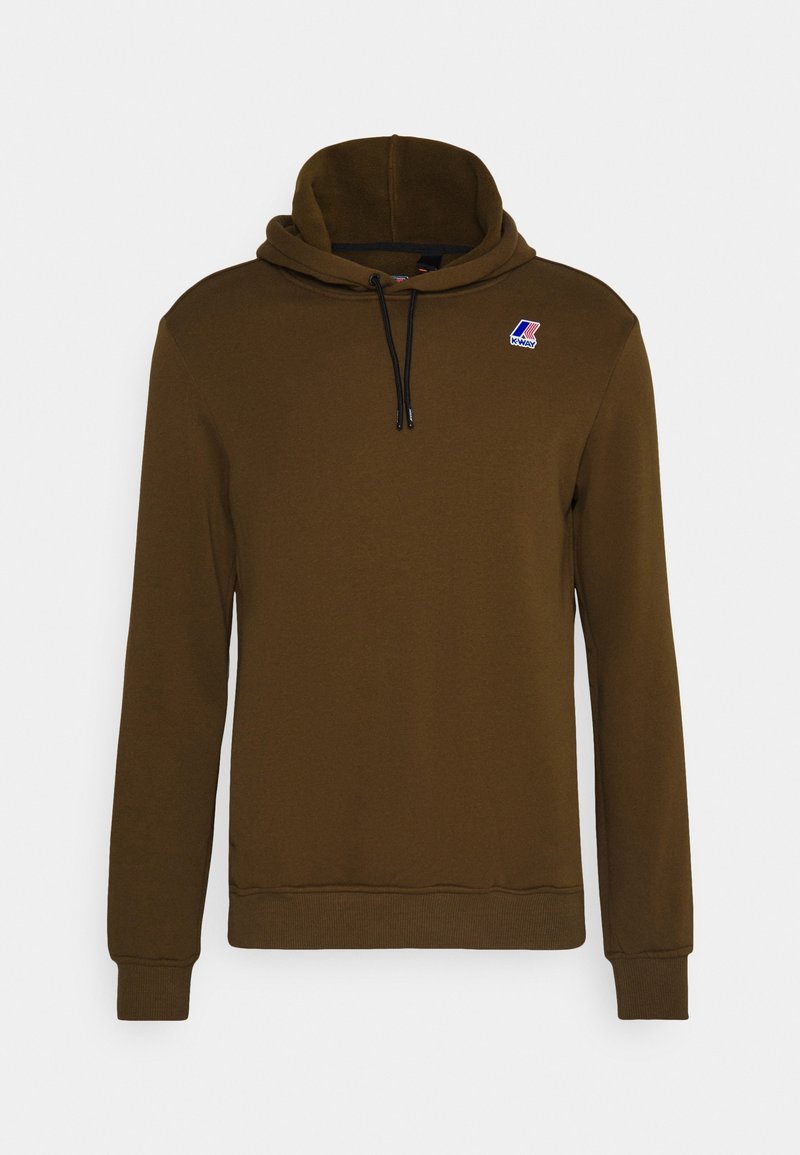 Bruine hoodie met lange mouwen, een trekkoord, geribbelde manchetten en een klein logoplaatje op de borst. Gladde textuur, casual pasvorm.