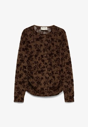 Brun långärmad topp av mjukt tyg med blommönster i mörkare nyanser. Rund halsringning och rynkad detalj på sidorna.