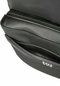 Bolsa de portátil negra con cuero sintético texturizado, cierre de cremallera suave y un bolsillo exterior con sutiles acentos metálicos.