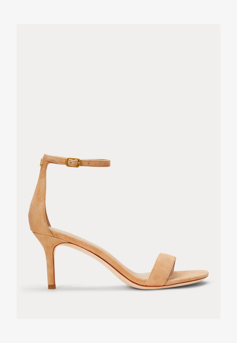 Sandale aus Wildleder in sanftem Beige mit einem einzelnen Vorderriemen, einem Knöchelriemen mit Schnallenverschluss und einem schmalen Stiletto-Absatz.