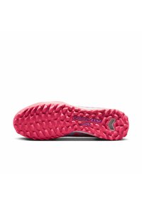 Sole di scarpa sportiva con una superficie in gomma rosa testurizzata. Presenta un motivo ondulato e un logo in rilievo. Progettata per offrire aderenza e stabilità.