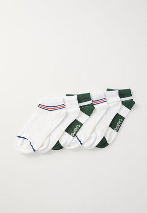 Fünf Paare kurze Socken aus weißer Baumwolle. Zwei Paare haben rot-blau gestreifte Muster, während drei Paar einfarbig grün mit weißen Akzenten am oberen Rand sind.