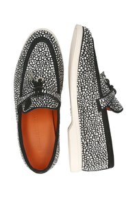 Zwarte instapschoenen versierd met zilveren strasssteentjes, met een contrasterende witte zool en een decoratieve zwarte strikdetail aan de voorkant.