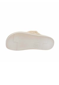 Soletta di pantofole beige con superficie in gomma testurizzata, bordi arrotondati e un motivo di battistrada minimale. La taglia "37" è impressa sulla soletta.