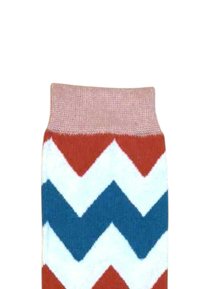 Socke mit einem gerippten pinkfarbenen Bündchen und einem Zickzackmuster in Rot, Weiß und Blau im Beinbereich.