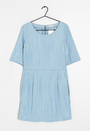 Jasnoniebieska sukienka dżinsowa z krótkimi rękawami, okrągłym dekoltem, bocznymi kieszeniami i zamkiem błyskawicznym z tyłu. Posiada teksturowany wzór w pionowe paski.
