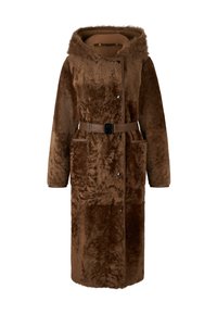 Hnědý kabát z umělé kožešiny s kapucí, páskem v pase, dvěma předními kapsami a knoflíkovým zapínáním. Měkká textura s hebkým vzhledem.