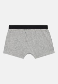 Γκρι βαμβακερά μποξεράκια με μαύρη ελαστική ζώνη, που διαθέτουν μαλακή υφή και κλασικό σχέδιο κοντού ποδιού.