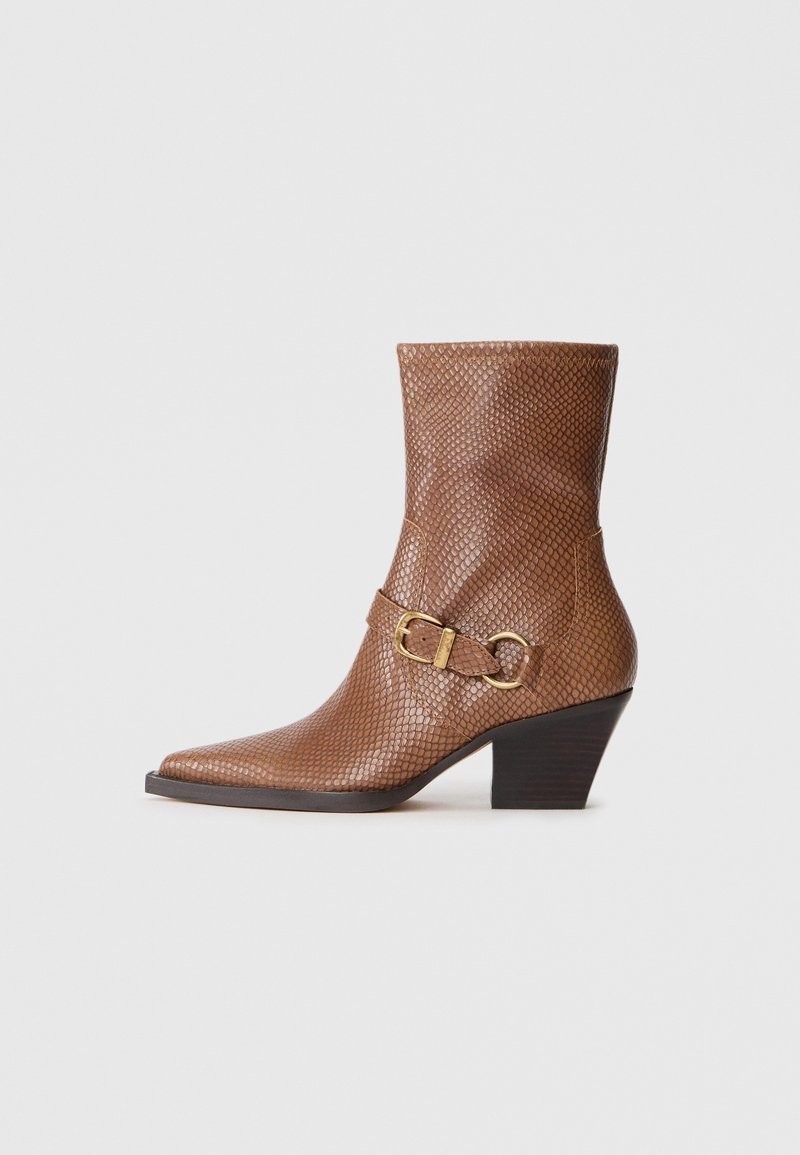 Braune Leder-Stiefeletten mit einem strukturierten, schuppigen Muster, spitzer Zehe und schmalem Absatz. Verfügt über einen goldenen Schnallenakzent an der Seite.