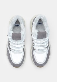 Un paio di sneakers bianche e grigie con lacci bianchi e una morbida e soffice fodera interna, con il marchio "Bata" all'interno dell'area del tallone.