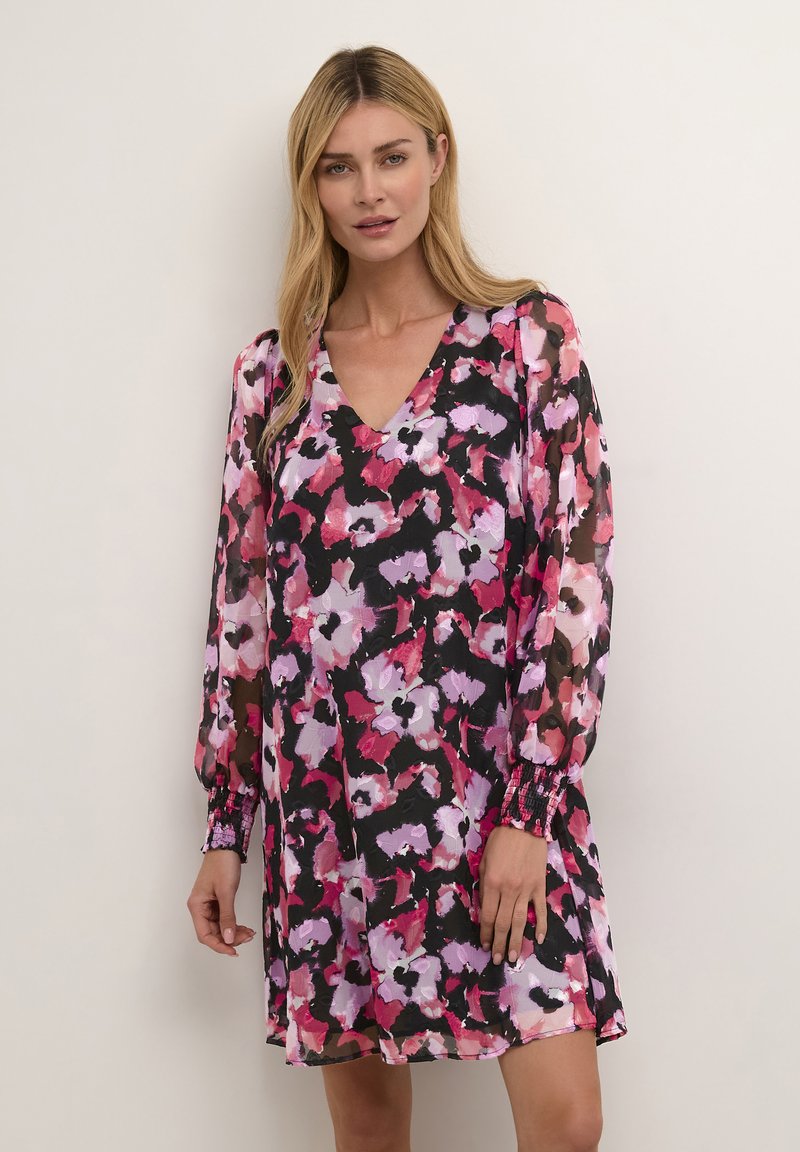Blumenmusterkleid mit V-Ausschnitt, langen durchsichtigen Ärmeln und gerafften Manschetten. Die Farben umfassen Rosa, Lila und Schwarz auf einem leichten Stoff.