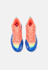 Zapatillas coloridas con un upper de coral brillante, acentos azules, materiales de malla y sintéticos, patrón de rejilla en la puntera y cordones tonales.
