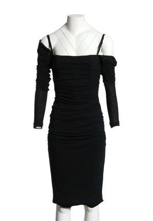 Schwarzes schulterfreies Midikleid mit Raffung, langen transparenten Ärmeln und dünnen Schulterträgern auf einer weißen Schaufensterpuppe.