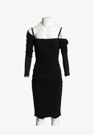 Schwarzes schulterfreies Midikleid mit Raffung, langen transparenten Ärmeln und dünnen Schulterträgern auf einer weißen Schaufensterpuppe.