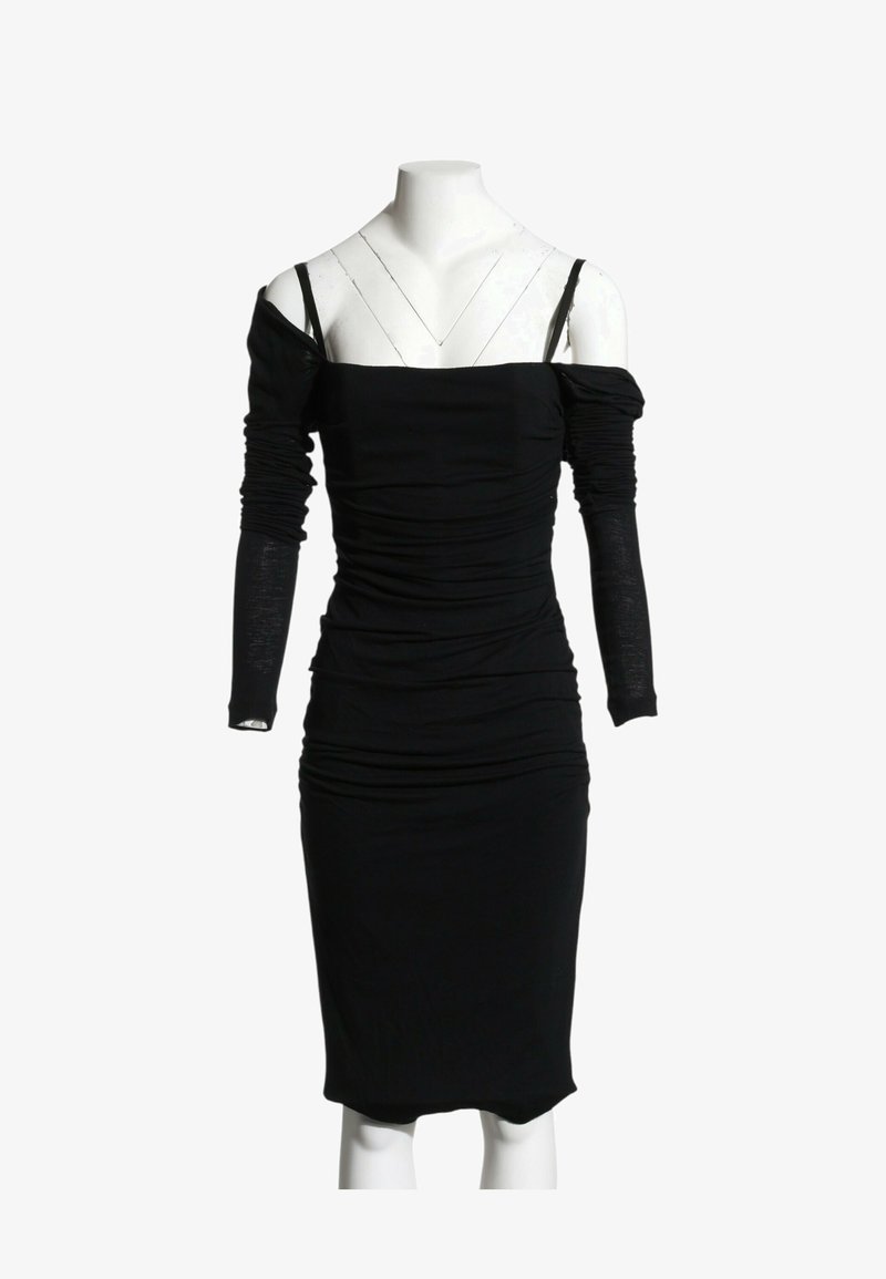 Robe midi noire épaules dénudées, froncée, manches longues transparentes et fines bretelles sur un mannequin blanc.