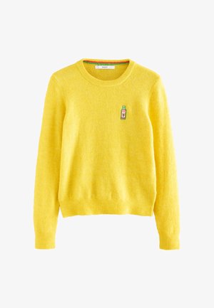Hellgelber Pullover mit Rundhalsausschnitt und langen Ärmeln sowie einem kleinen grünen, bestickten Flaschenabzeichen auf der linken Brust.