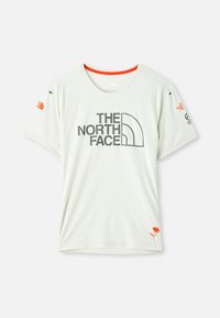 T-shirt gris clair à manches courtes en tissu texturé avec le logo "THE NORTH FACE" en noir, accompagné d'un col et d'un accent orange.