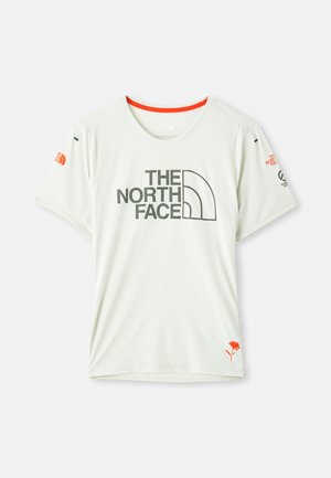 T-shirt gris clair à manches courtes en tissu texturé avec le logo "THE NORTH FACE" en noir, accompagné d'un col et d'un accent orange.