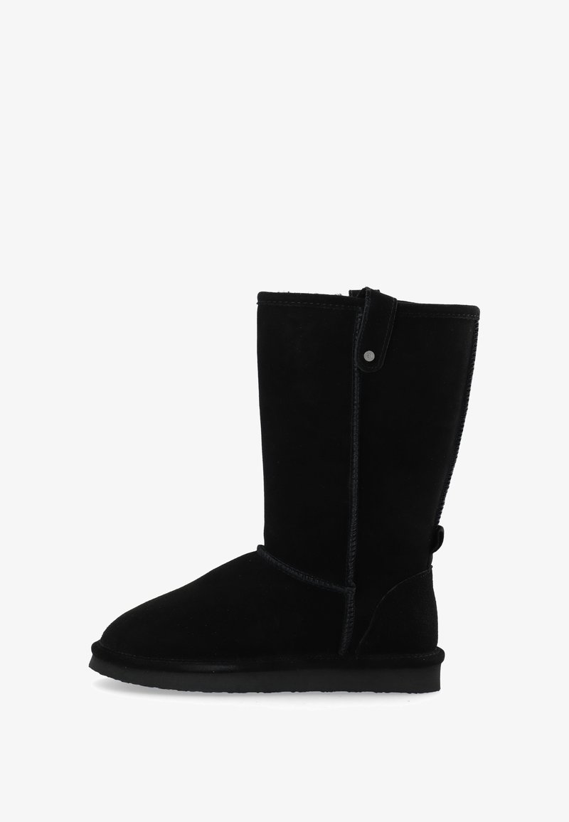 Botte d'hiver mi-mollet en daim noir avec semelle plate, bout arrondi et coutures décoratives le long des coutures et du bord supérieur.