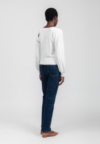 INFLUENCER CUT-OUTS SHOULDER - Strickpullover - milk