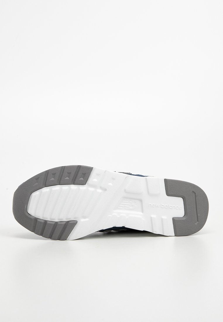 Marineblauw en grijs sportief schoen met een gestructureerde zool, met een opvallend witte sectie, logo detail en een ondersteunend ontwerp.