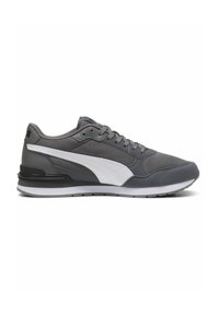 Baskets Puma grises et blanches avec tige en mesh et daim, fermeture à lacets, semelle rembourrée et logo sur le talon et la bande latérale.