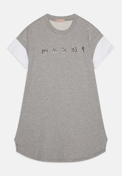 Graues T-Shirt-Kleid mit kurzen weißen Ärmeln, ausgestattet mit einem gepunkteten "MARNI"-Logo aus Strass auf der Brust, abgerundetem Saum und weichem Baumwollmaterial.