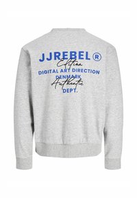 Σταυρώματος ανοιχτού γκρι χρώματος με μπλε και μαύρο κείμενο στην πλάτη που γράφει "JJREBEL Edition Digital Art Direction Denmark Authentic Dept."