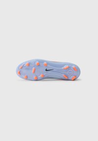 Nike jalkapallokengän pohja, vaaleansininen oransseilla nappuloilla. Ominaisuuksiin kuuluu sileä pinta, kaareva muoto ja musta logo, joka on selvästi esillä.