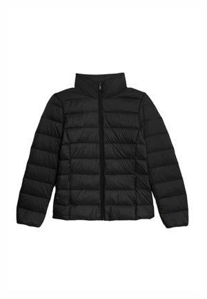 Svart puffjacka med hög krage, framzipper och horisontellt quiltat mönster; mjuk textur och lättviktig design.