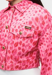 Ροζ cropped σακάκι με κόκκινο λεοπάρ μοτίβο, χρυσά κουμπιά, τσέπες στο στήθος και ετικέτα με το λογότυπο «Just Cavalli» στην αριστερή τσέπη.